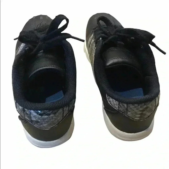 K-Swiss Size 2.5 Kids Black Sneakers Preloved - Picture 4 of 7